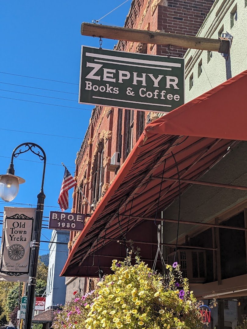 Front view of Strings Italian Cafe in Yreka.